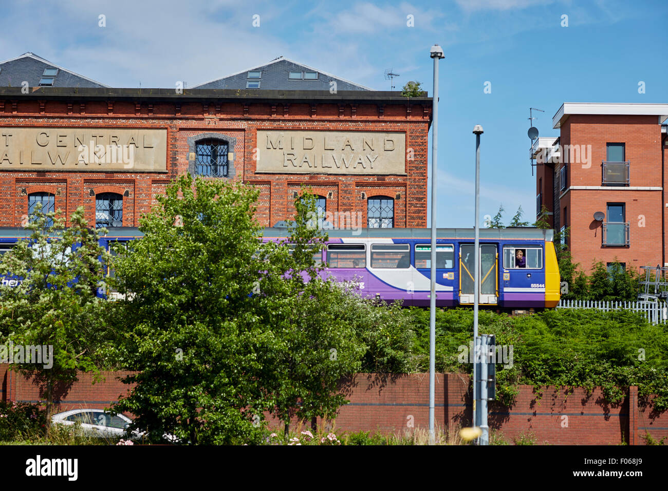 Una rampa settentrionale 142 foglie Pacer warrington central con e la vecchia ferrovia Midland magazzino Trasporto dietro transporter transp Foto Stock