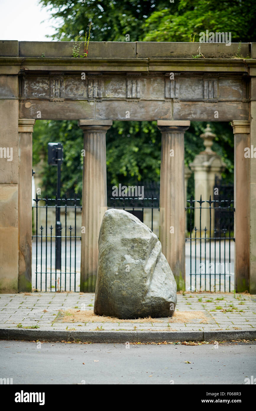 Woodbank Memorial Park in Offerton, Stockport, Regno Unito. Una grande pietra all'ingresso anteriore a Turncroft Lane nel 1921, Sir Thomas Foto Stock