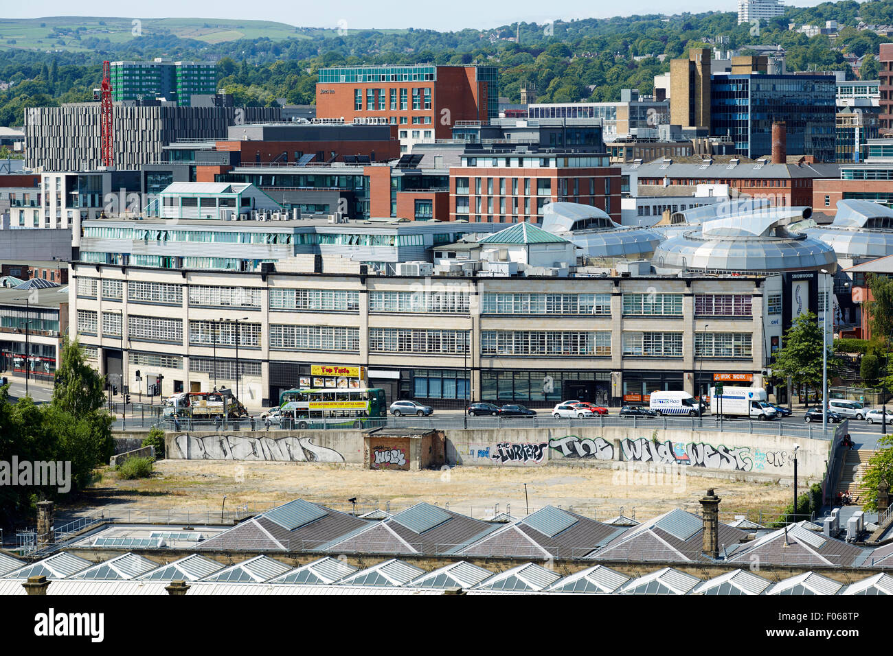 In Sheffield South Yorkshire vista del centro della città i negozi dei tetti di graffiti UK Gran Bretagna British Regno Unito Europa Foto Stock