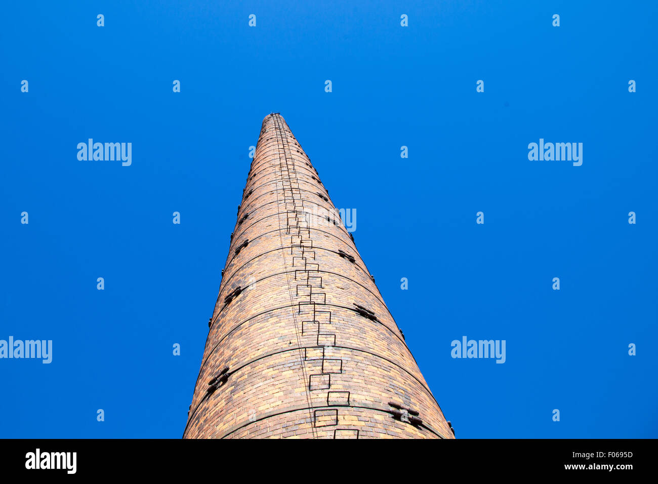 Vecchio camino industriale realizzato dai mattoni rossi Foto Stock