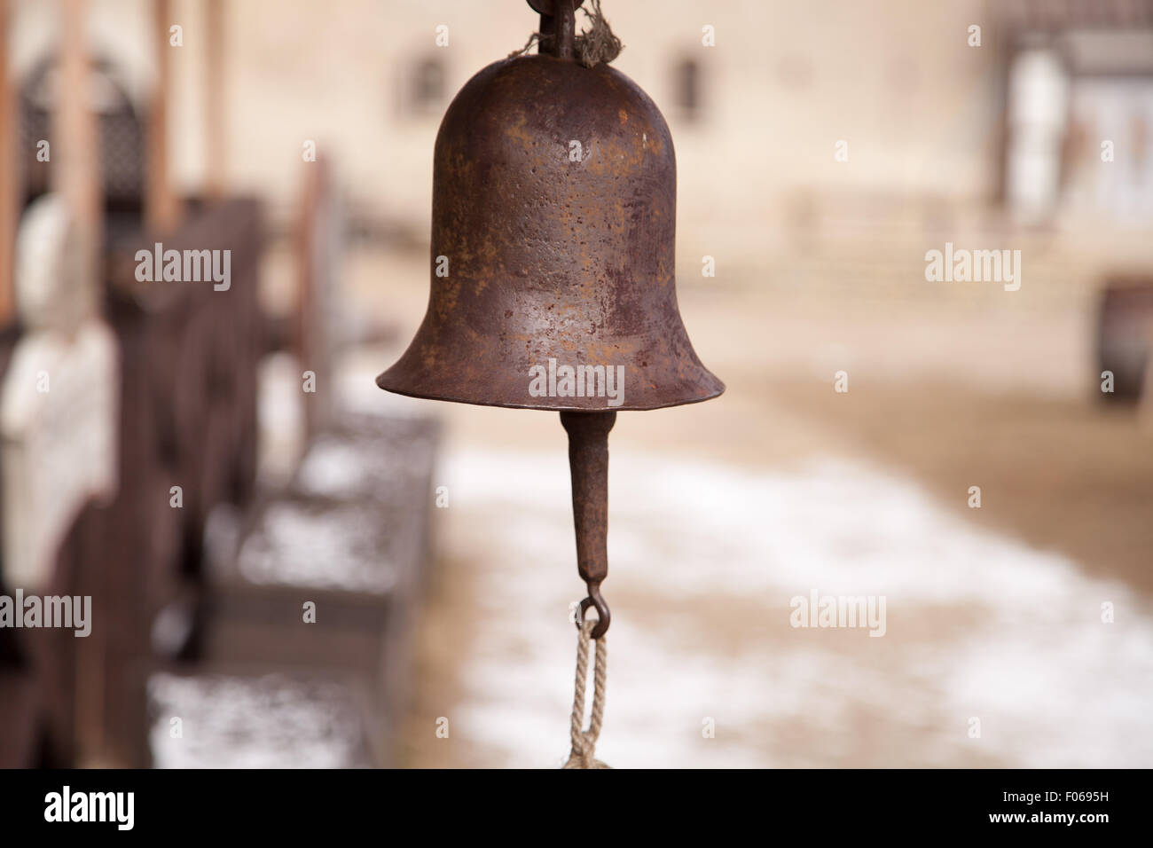 Una vecchia campana di metallo con la corda Foto Stock