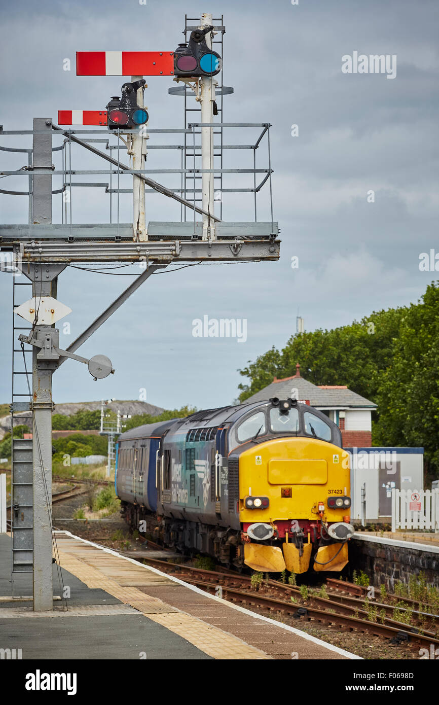 DRS Direct Rail Services Class 37/4 37423 named spirito di laghi arriva a Barrow-in-Furness con 2C40 0842 Carlisle - Barro Foto Stock