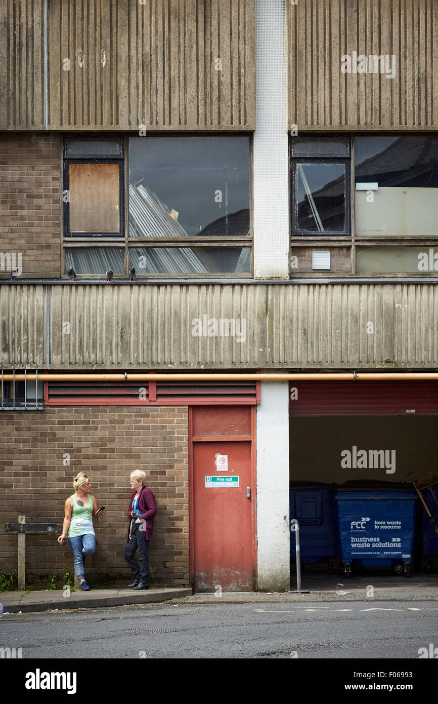 Barrow-in-Furness shop dei lavoratori si prendono una pausa nel retro dei negozi nel centro della città Foto Stock