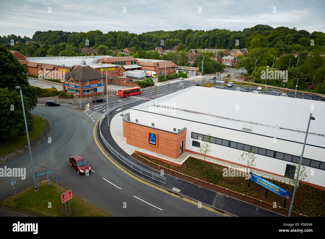 Aldi Blackfriars con un 'Morrisons supermercato accanto al villaggio di Newcastle under Lyme esterno negozi di shopping shoppe Foto Stock