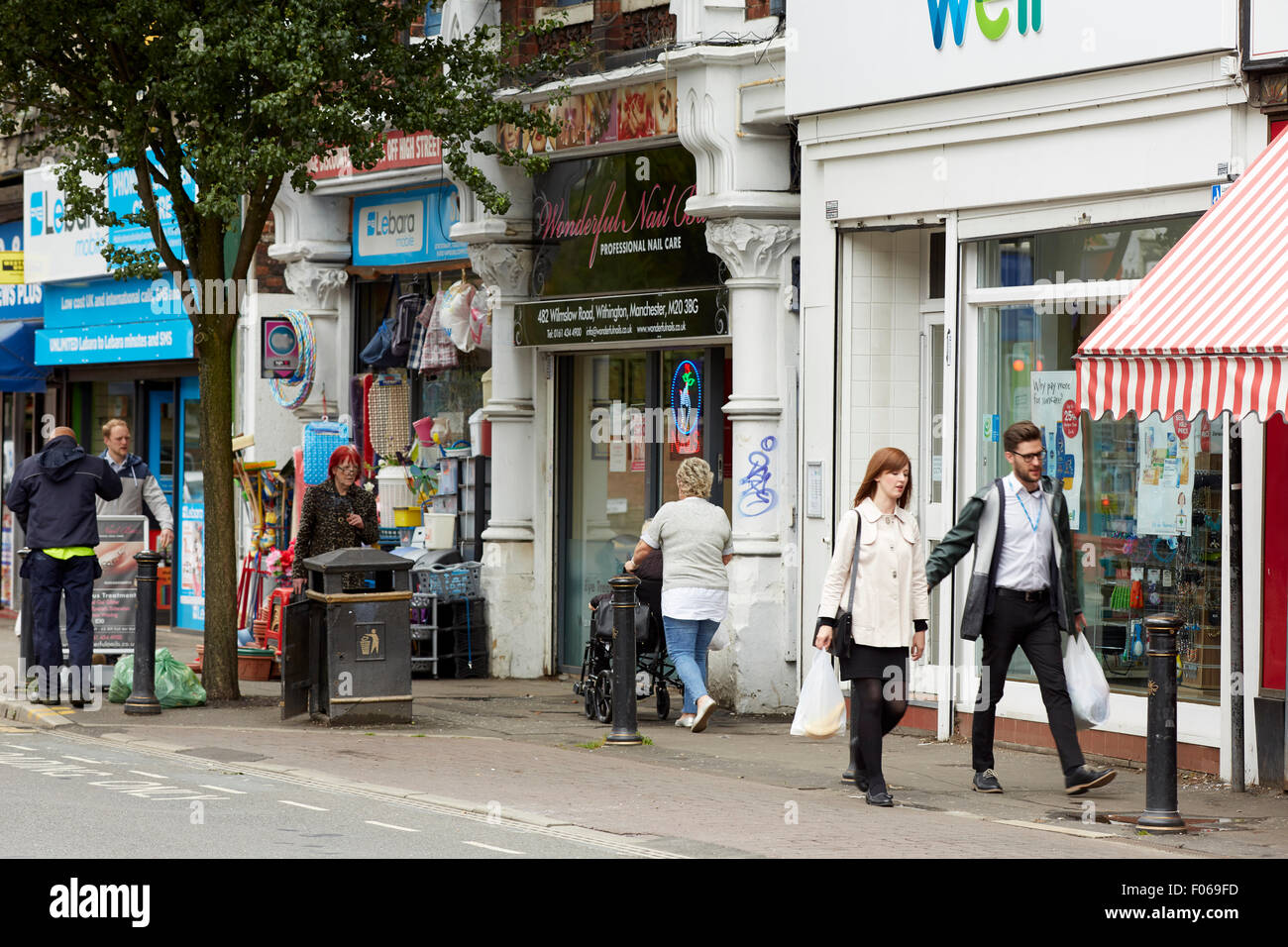 Beth Tower con i negozi di Withington High Street, sobborgo di Manchester Foto Stock