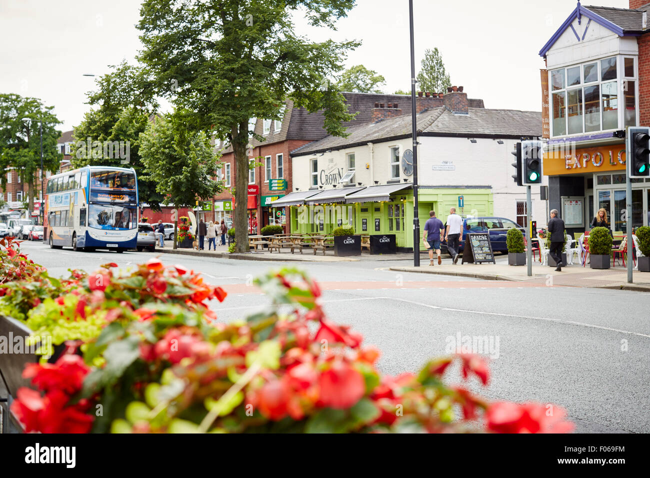 Didsbury villaggio a sud di Manchester periferia suburbana villaggio città comunità locali suburbia case a schiera no giardini graziosi ri Foto Stock