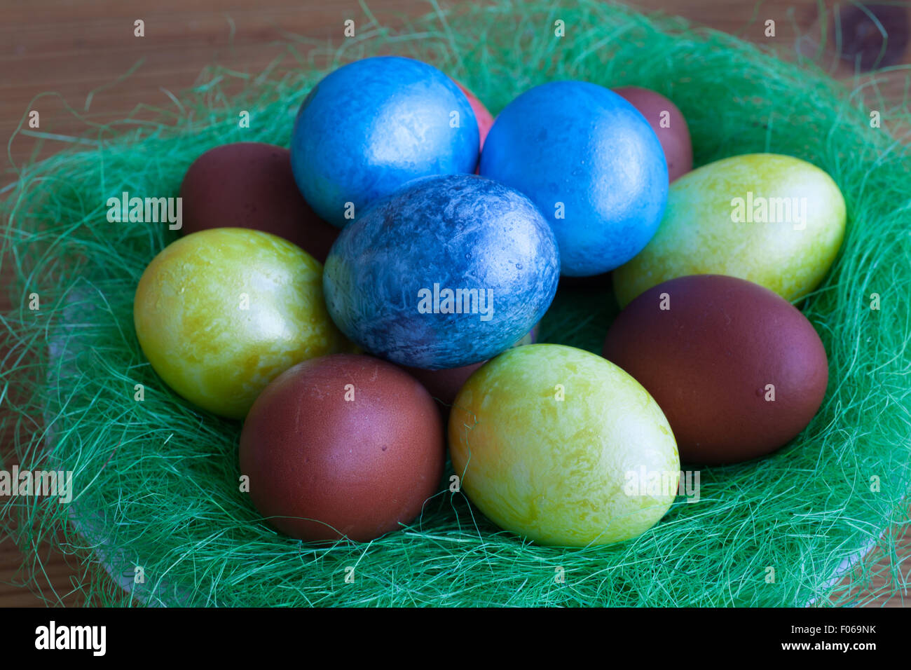 Colorate le uova di Pasqua nel cestello Foto Stock