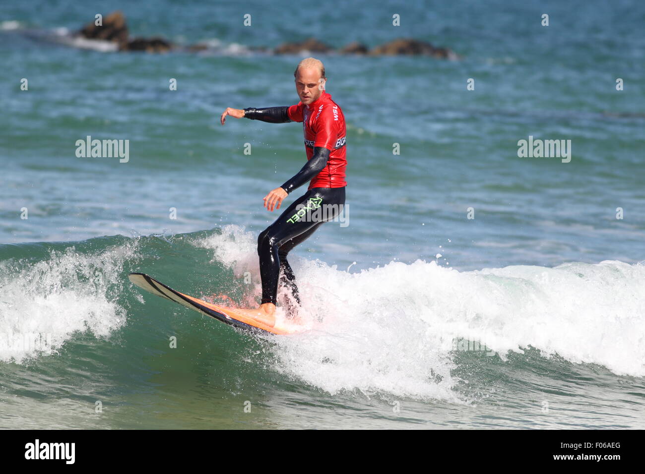 Fistral Beach, Newquay, Cornwall, Regno Unito. 8 Ago, 2015. Surfers prendere parte al Day 3 del campionato Boardmasters nel lungo bordo di divisione. Le onde non erano grandi, che si è dimostrato difficile per i surfisti. Credito: Nicholas Burningham/Alamy Live News Foto Stock