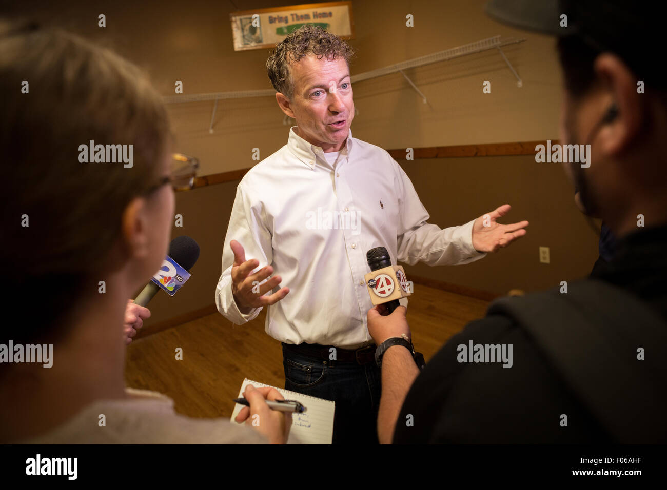 Goose Creek, South Carolina, Stati Uniti d'America. 8 Ago, 2015. Stati Uniti Il senatore e GOP candidato presidenziale Rand Paolo parla ai media locali a seguito di una interruzione della campagna presso la sala VFW Agosto 8, 2015 in Goose Creek, Carolina del Sud. Foto Stock
