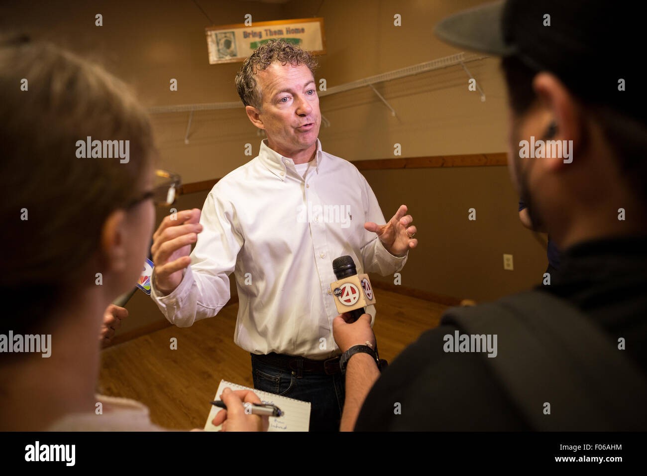 Goose Creek, South Carolina, Stati Uniti d'America. 8 Ago, 2015. Stati Uniti Il senatore e GOP candidato presidenziale Rand Paolo parla ai media locali a seguito di una interruzione della campagna presso la sala VFW Agosto 8, 2015 in Goose Creek, Carolina del Sud. Foto Stock