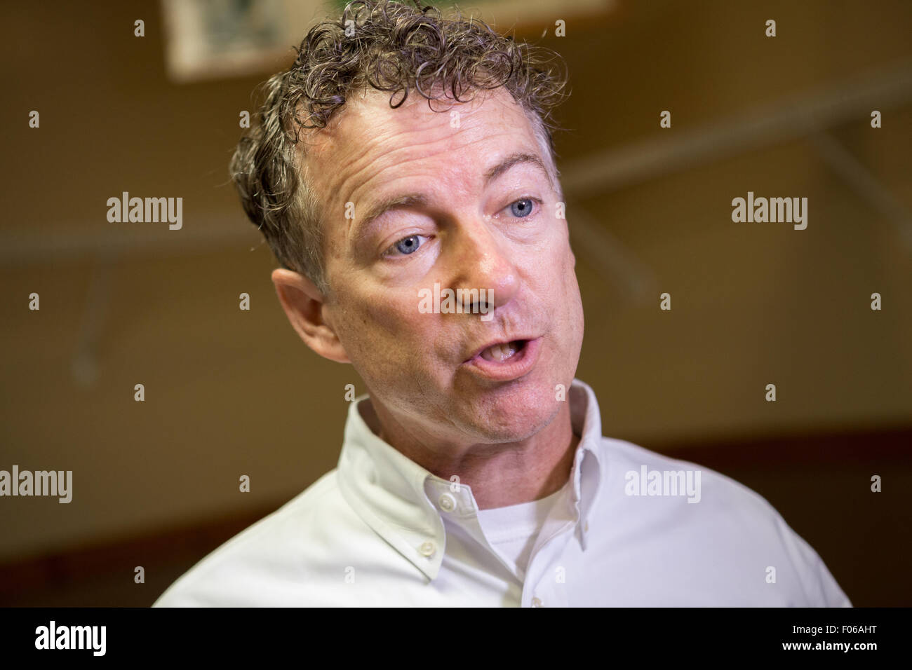 Goose Creek, South Carolina, Stati Uniti d'America. 8 Ago, 2015. Stati Uniti Il senatore e GOP candidato presidenziale Rand Paolo parla ai media locali a seguito di una interruzione della campagna presso la sala VFW Agosto 8, 2015 in Goose Creek, Carolina del Sud. Foto Stock