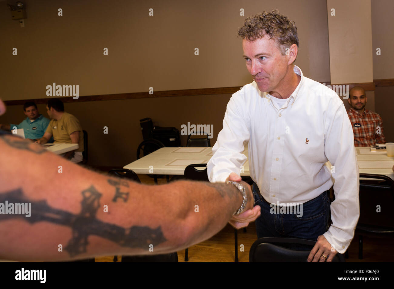 Goose Creek, South Carolina, Stati Uniti d'America. 8 Ago, 2015. Stati Uniti Il senatore e GOP candidato presidenziale Rand Paolo saluta un sostenitore durante una campagna stop alla VFW Hall 8 Agosto 2015 in Goose Creek, Carolina del Sud. Foto Stock
