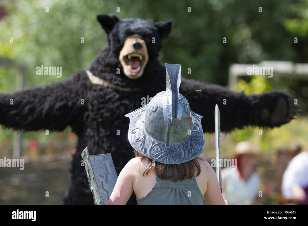 Wallsend, Tyne and Wear, Regno Unito. 8 agosto, 2015. Adriano Festival a Segedunum Roman Fort: un coraggioso giovane femmina gladiatore romano (Gladiatrix) combatte contro un enorme orso. Il Festival di Adriano è parte del programma di attività a sostegno del British Museum Impero romano: Power & la gente mostra che è sul display pubblico 30 Maggio - 13 settembre 2015 Credit: Andrew Nicholson/Alamy Live News Foto Stock