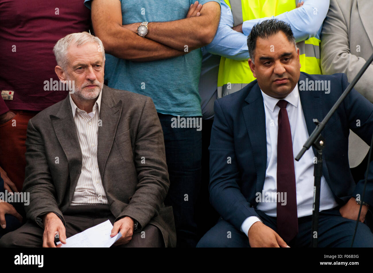 Bradford, West Yorkshire, Regno Unito. Il 7 agosto, 2015. Jeremy Corbyn, Partito Laburista MP per Islington a nord e Imran Hussain, Partito Laburista MP per Bradford Est, ascoltare gli oratori della Comunità Karmand Center su Venerdì 7 agosto 2015, Bradford , West Yorkshire, UK Credit: Graham Hardy/Alamy Live News Foto Stock