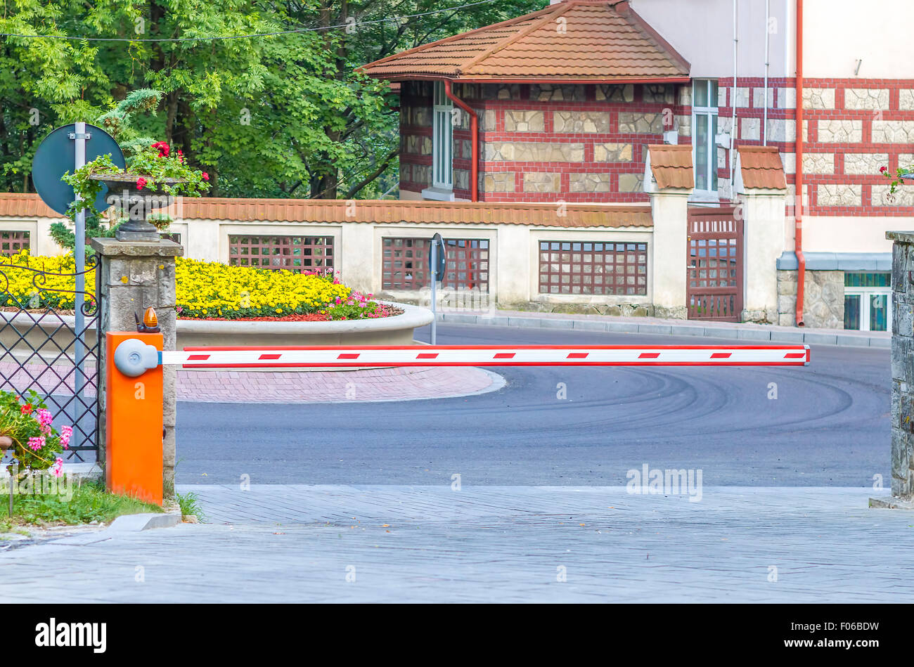 Barriera di sicurezza per il parcheggio dei veicoli Foto Stock