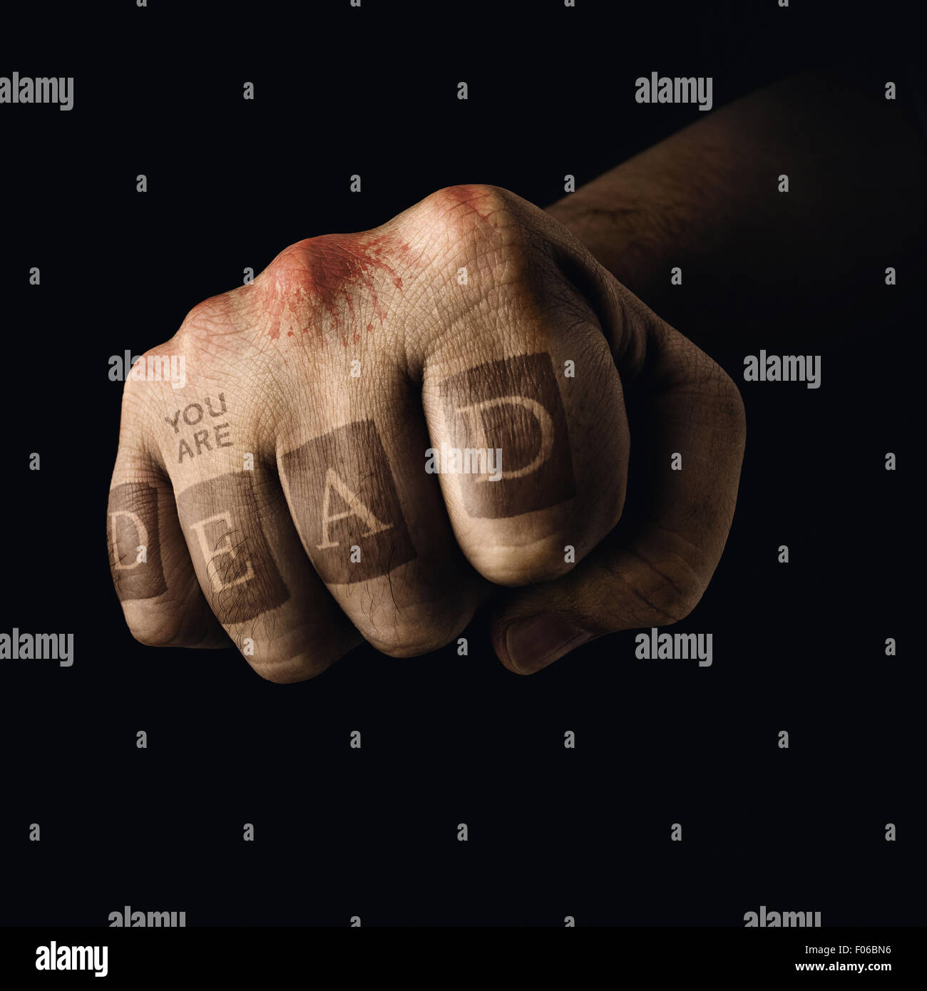 Il pugno chiuso con la morte tattoo sulle dita. Concetto di sport violenti. Foto Stock