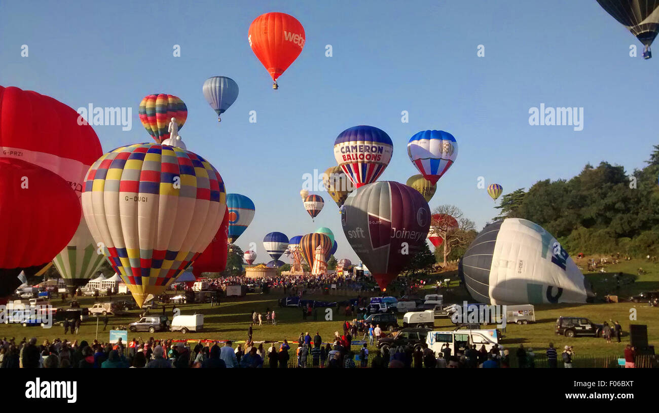 Bristol's 37th International Balloon Festival con la salita dei primi palloncini annuale di balloon festival si mette in modo più di 100 palloncini stanno prendendo parte alla manifestazione tra cui uno portante la bandiera tibetana. festival si mette in modo più di 100 palloncini stanno prendendo parte alla manifestazione tra cui uno portante la bandiera tibetana. Credito: Gary Blake / Alamy Live News Foto Stock