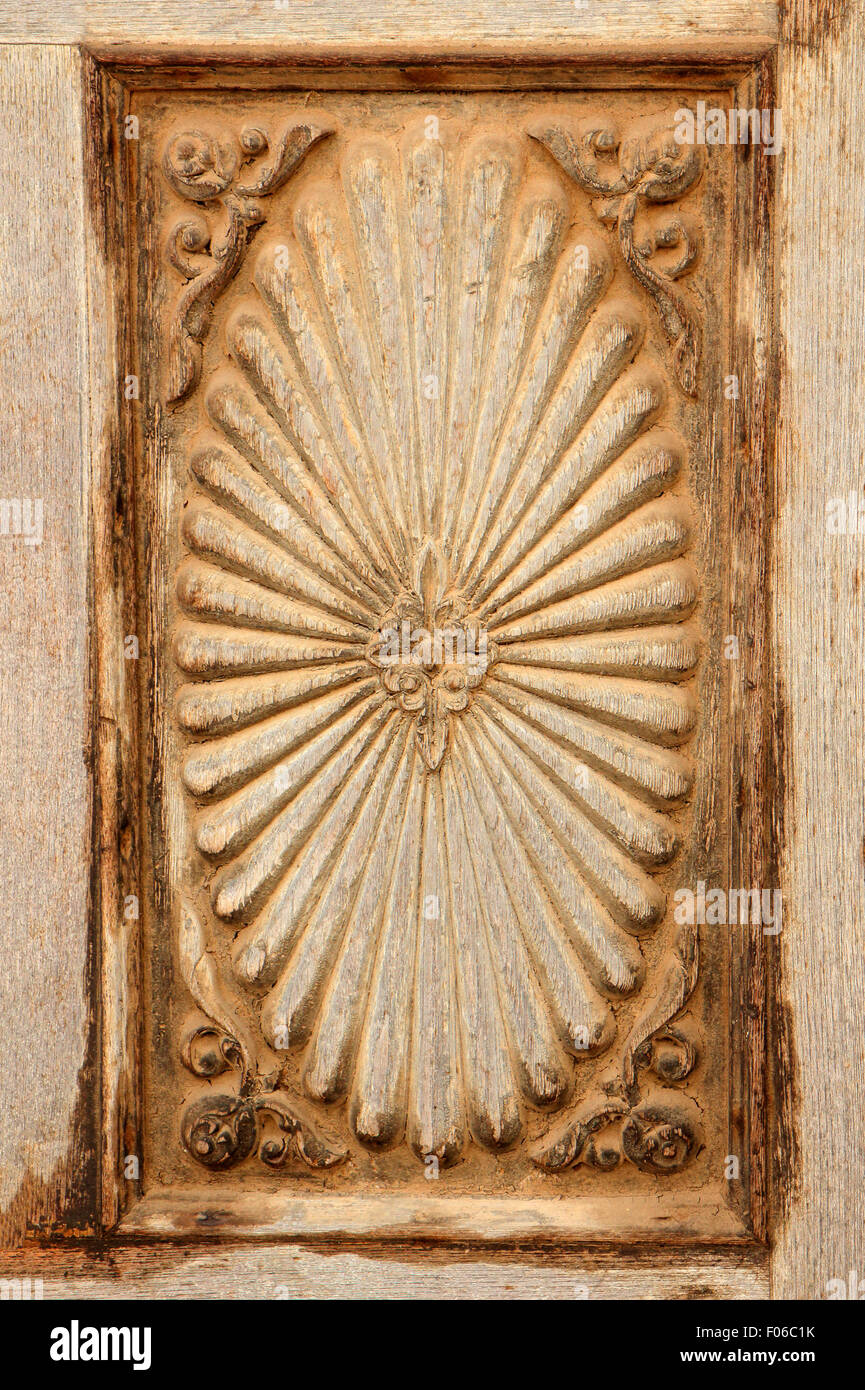 Pannello di un antico e lavorati a mano porta di legno, Stone Town Zanzibar Foto Stock