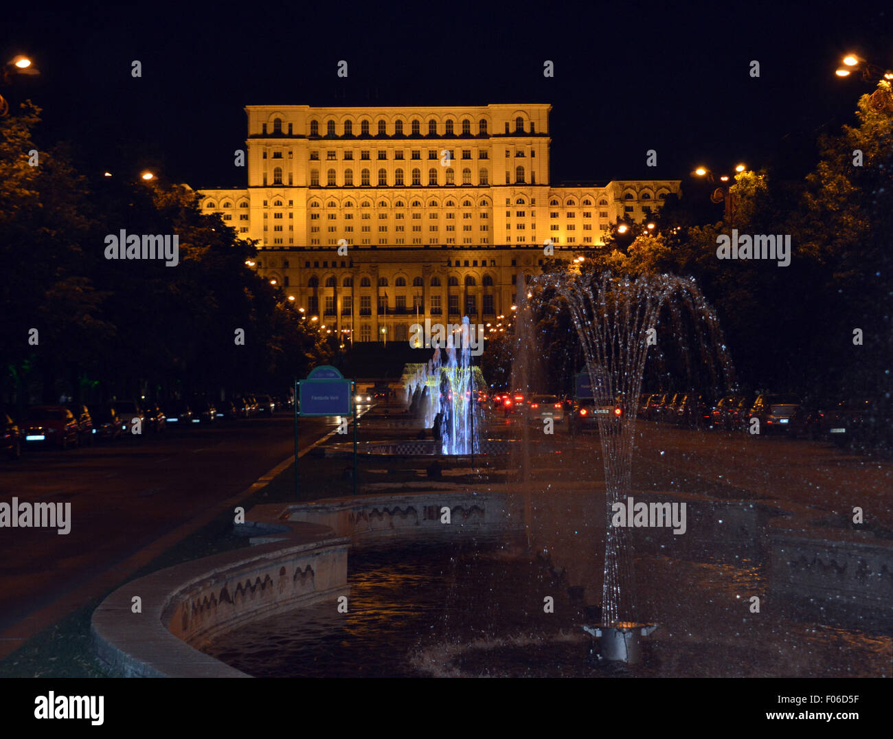 Vista del parlamento rumeno da fontane in Unirii Boulevard, Bucarest, Romania Foto Stock