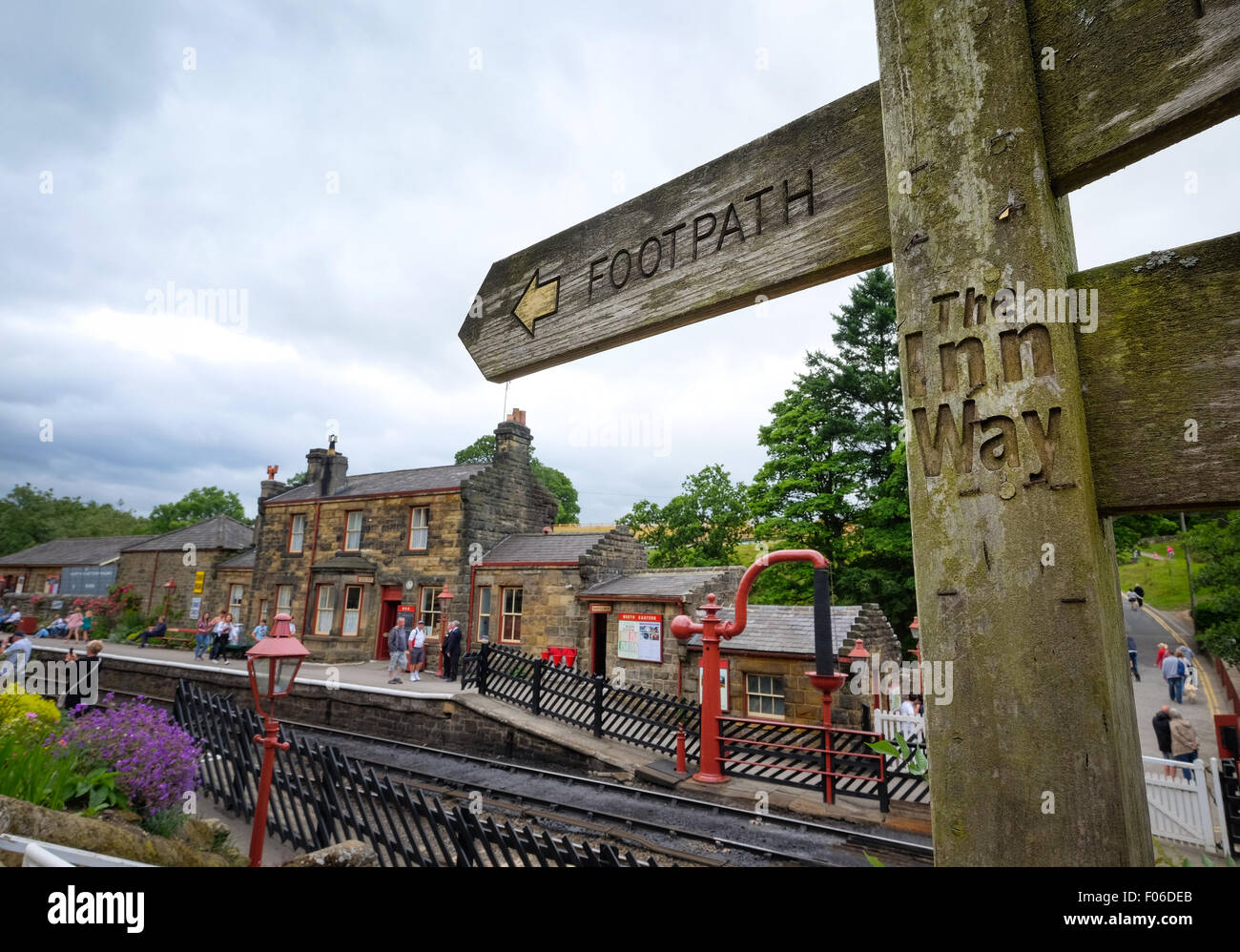 Segno posto per l'inn modo a Goathland stazione ferroviaria nello Yorkshire settentrionale del Parco Nazionale Foto Stock