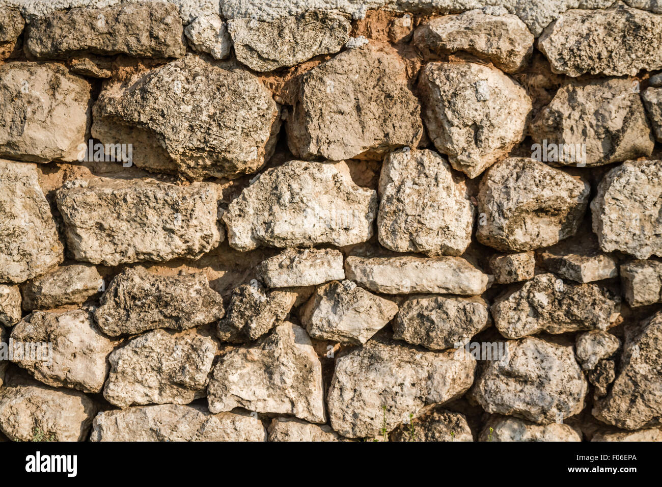 Vista di un muro di pietra naturale costruito con malta di argilla Foto  stock - Alamy