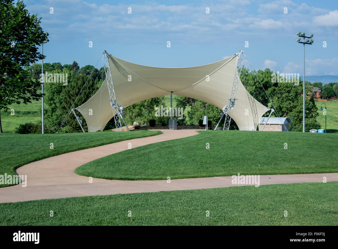 Un tendone copre un anfiteatro in un parco pubblico Foto Stock
