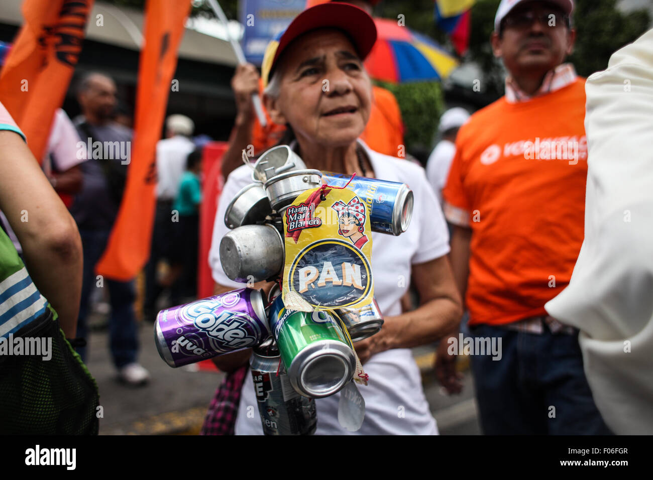 Caracas, Venezuela. 8 Ago, 2015. Un venezuelano attivisti dell'opposizione contiene un banner nel corso di una protesta pacifica contro l'inflazione, penuria e recessione, a Caracas, Venezuela, su Agosto 8, 2015. © Boris Vergara/Xinhua/Alamy Live News Foto Stock