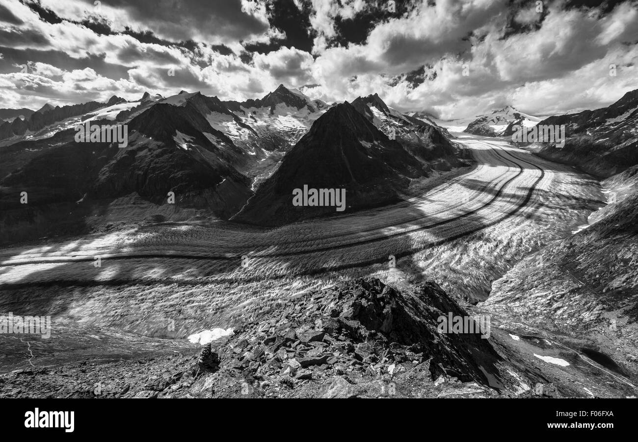 Il ghiacciaio Aletsch. Aletschgletscher. Alpi Bernesi orientali nel cantone svizzero del Vallese. Svizzera. Paesaggio di montagna bianco nero. Foto Stock