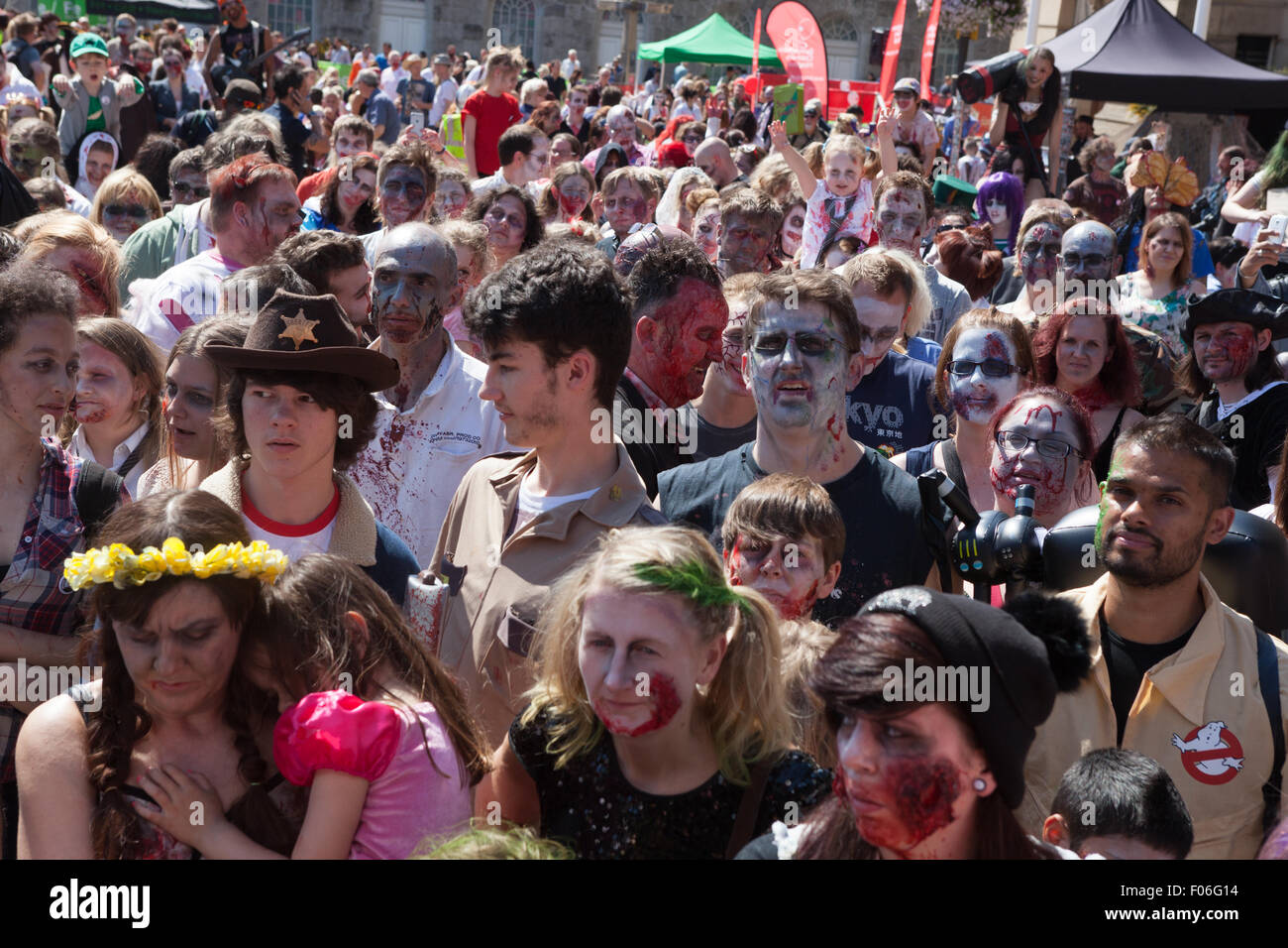 Birmingham, West Midlands, Regno Unito. 8 agosto, 2015. Baying orde di zombie affollato di Birmingham Il Victoria Square. Credito: Chris Gibson/Alamy Live News. Foto Stock
