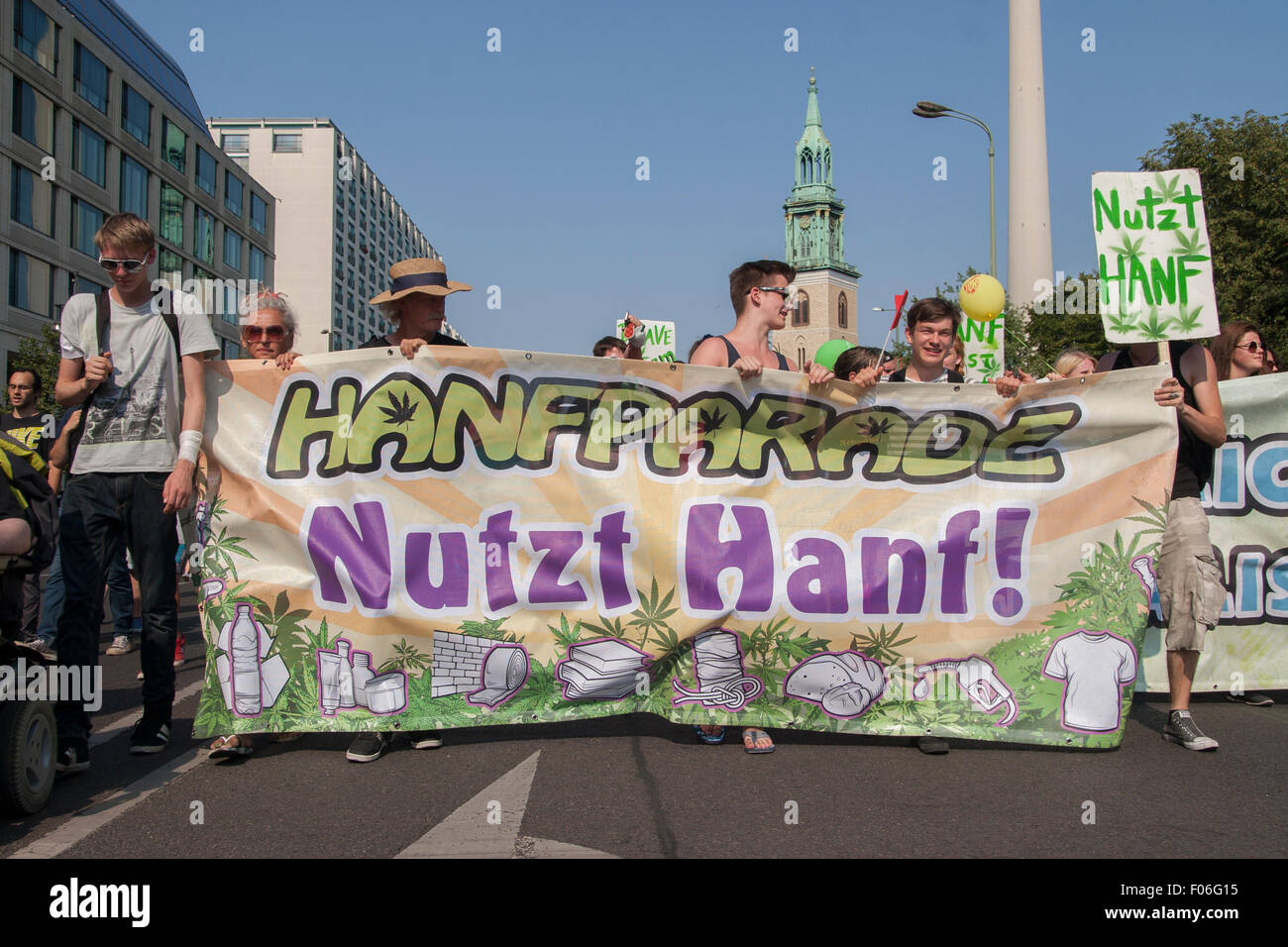 Berlino, Germania. 08 Ago, 2015. "Hanfparade' (canapa parade) manifestazione a Berlino, Germania. I manifestanti richiedono la legalizzazione della marijuana. (Nutzt Hanf = usare canapa) Foto Stock