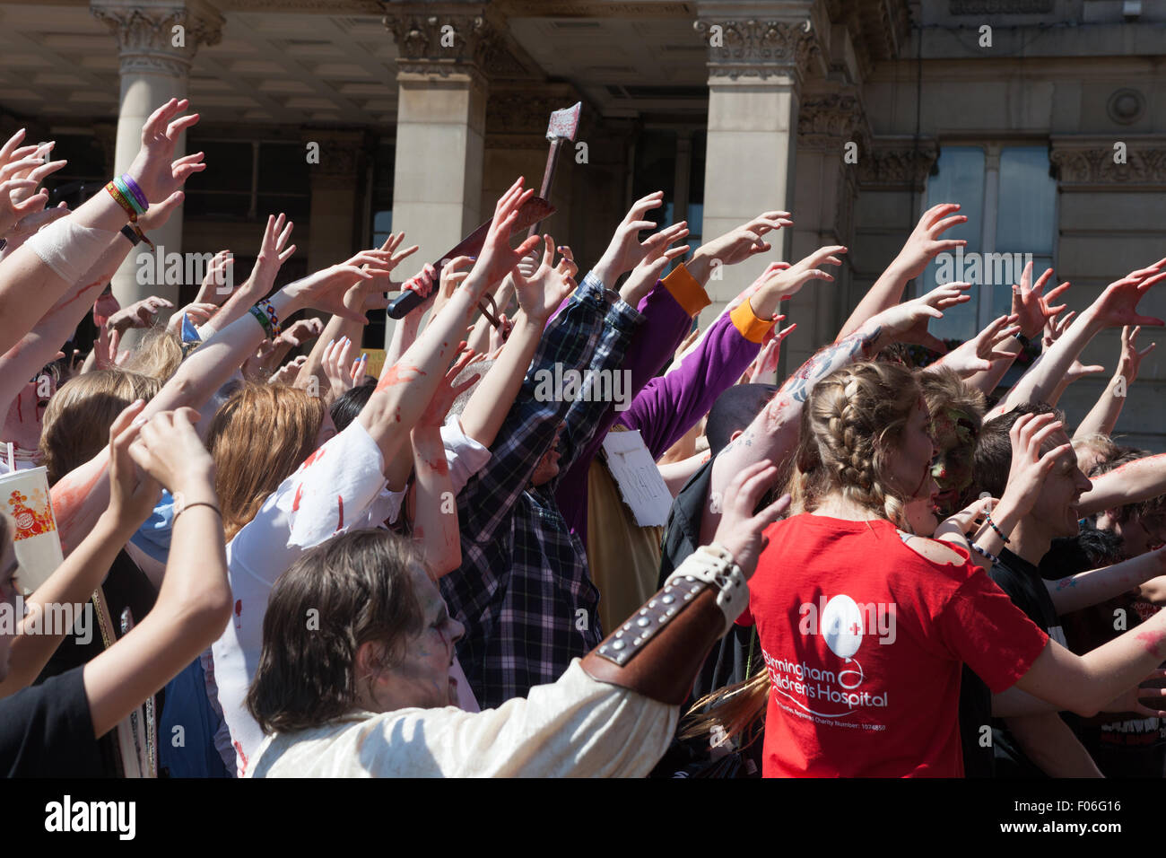 Birmingham, West Midlands, Regno Unito. 8 agosto, 2015. Baying orde di zombie affollato di Birmingham Il Victoria Square. Credito: Chris Gibson/Alamy Live News. Foto Stock