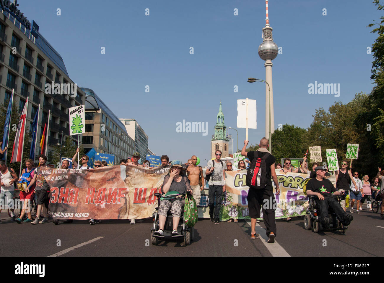 Berlino, Germania. 08 Ago, 2015. "Hanfparade' (canapa parade) manifestazione a Berlino, Germania. I manifestanti richiedono la legalizzazione della marijuana. Foto Stock