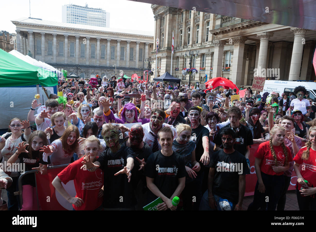 Birmingham, West Midlands, Regno Unito. 8 agosto, 2015. Baying orde di zombie affollato di Birmingham Il Victoria Square. Credito: Chris Gibson/Alamy Live News. Foto Stock