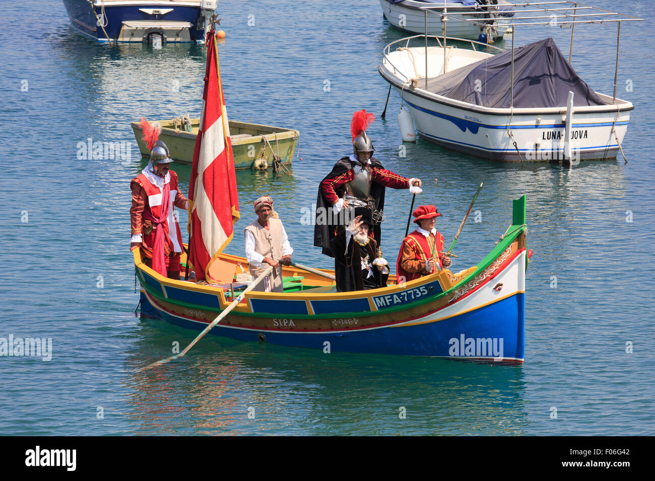 L'arrivo in barca del Grand Master e il Grand ufficiale giudiziario dell Ordine di Malta a Saint Julian, Malta Foto Stock