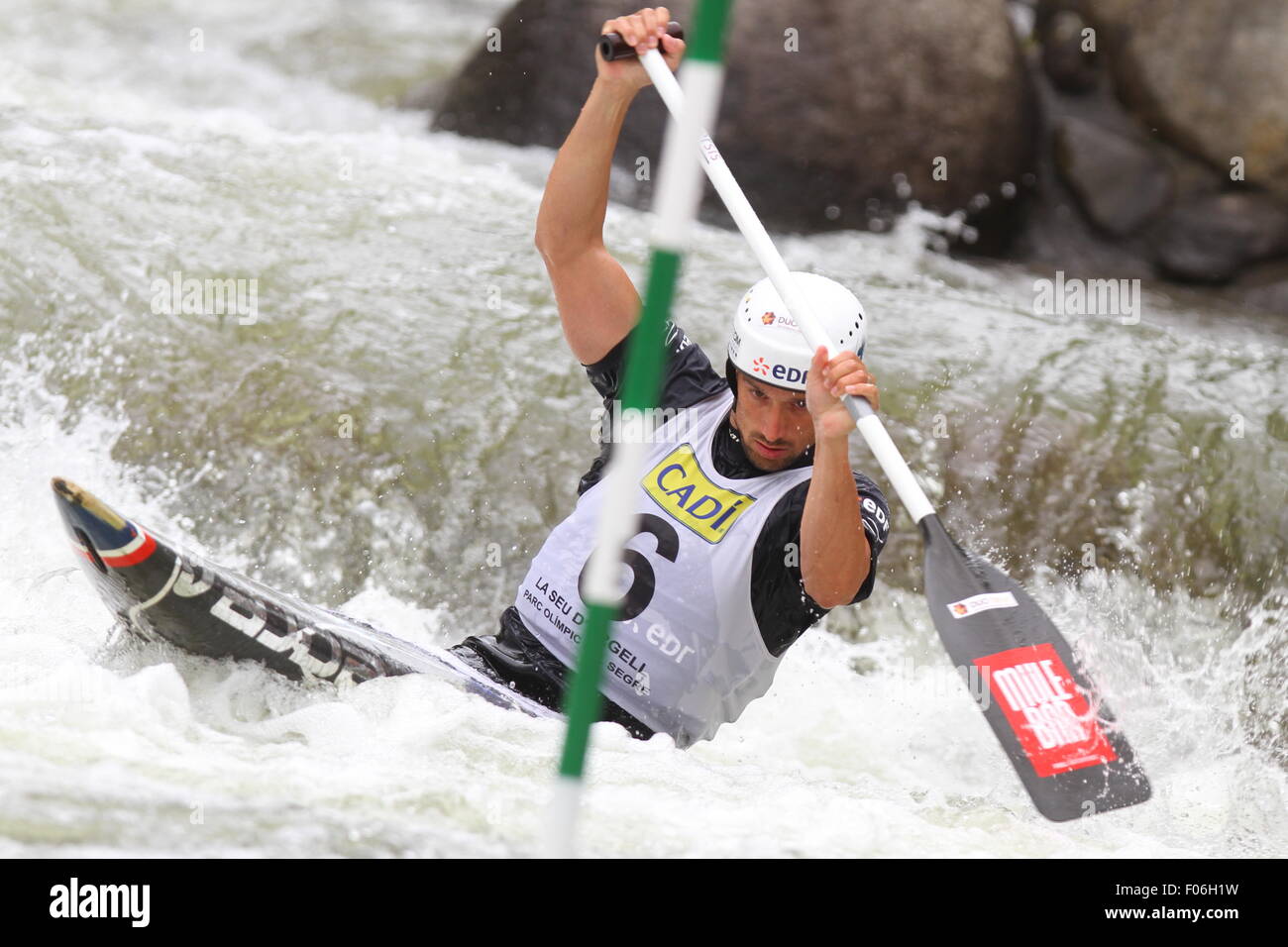 La Seu d'urgell, Lleida, Spagna. 8 agosto, 2015. ICF canoa slalom della Coppa del mondo 4. Denis Gargaud Chanut (FRA) in azione durante la canoa singola (C1) mens finale di Canal Olimpic Credit: Azione Plus immagini di sport/Alamy Live News Foto Stock