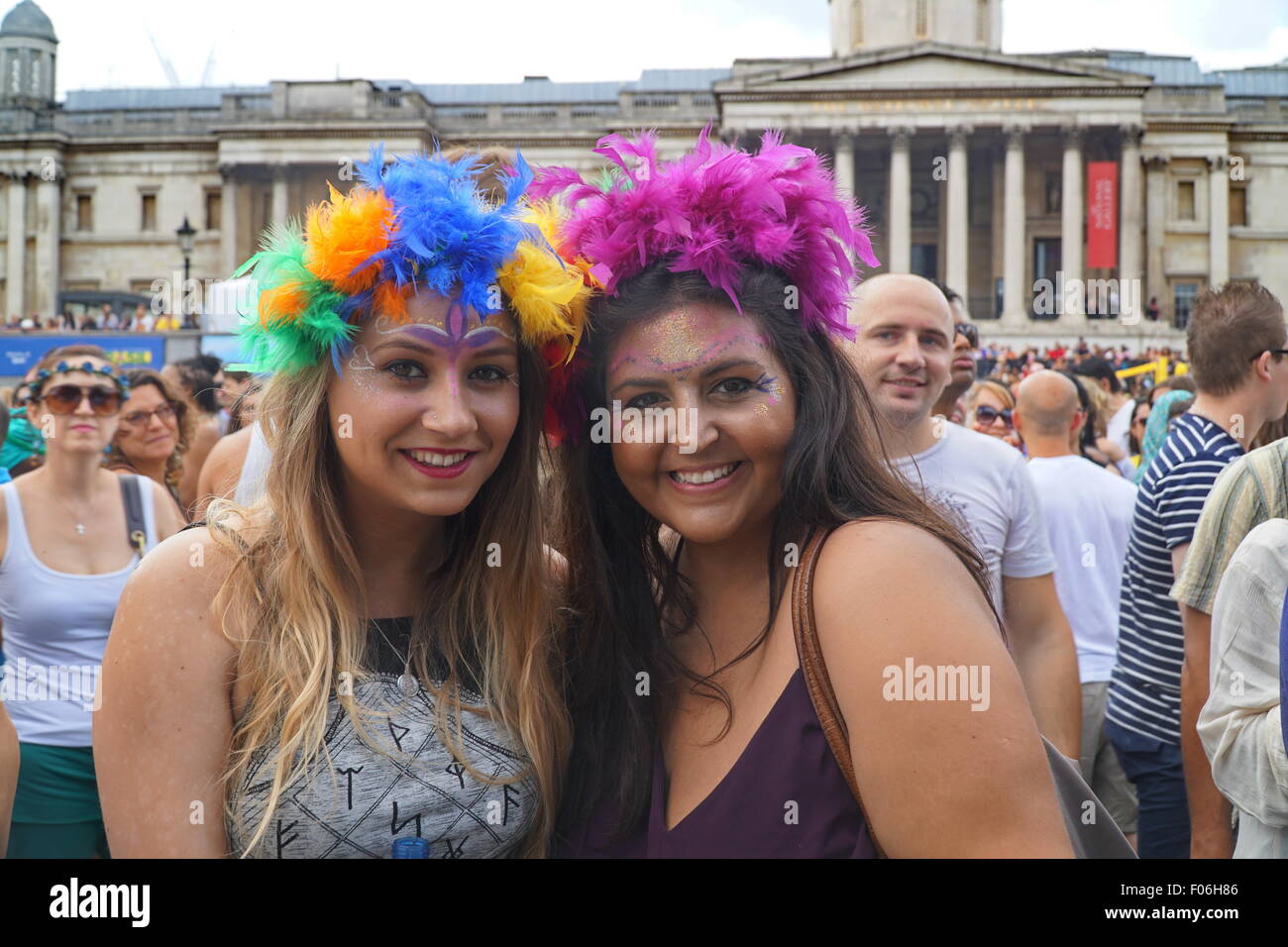 Londra, Regno Unito. 8 agosto, 2015. Centinaia hanno partecipato al Brasile giorno per un sizzling summer festival con lo sport, musica, balli e cibo evento celebra un anno per andare fino al Rio 2016, per la prima volta i Giochi Olimpici e Paraolimpici è sempre stato ospitato in Sud America. Credito: Vedere Li/Alamy Live News Foto Stock