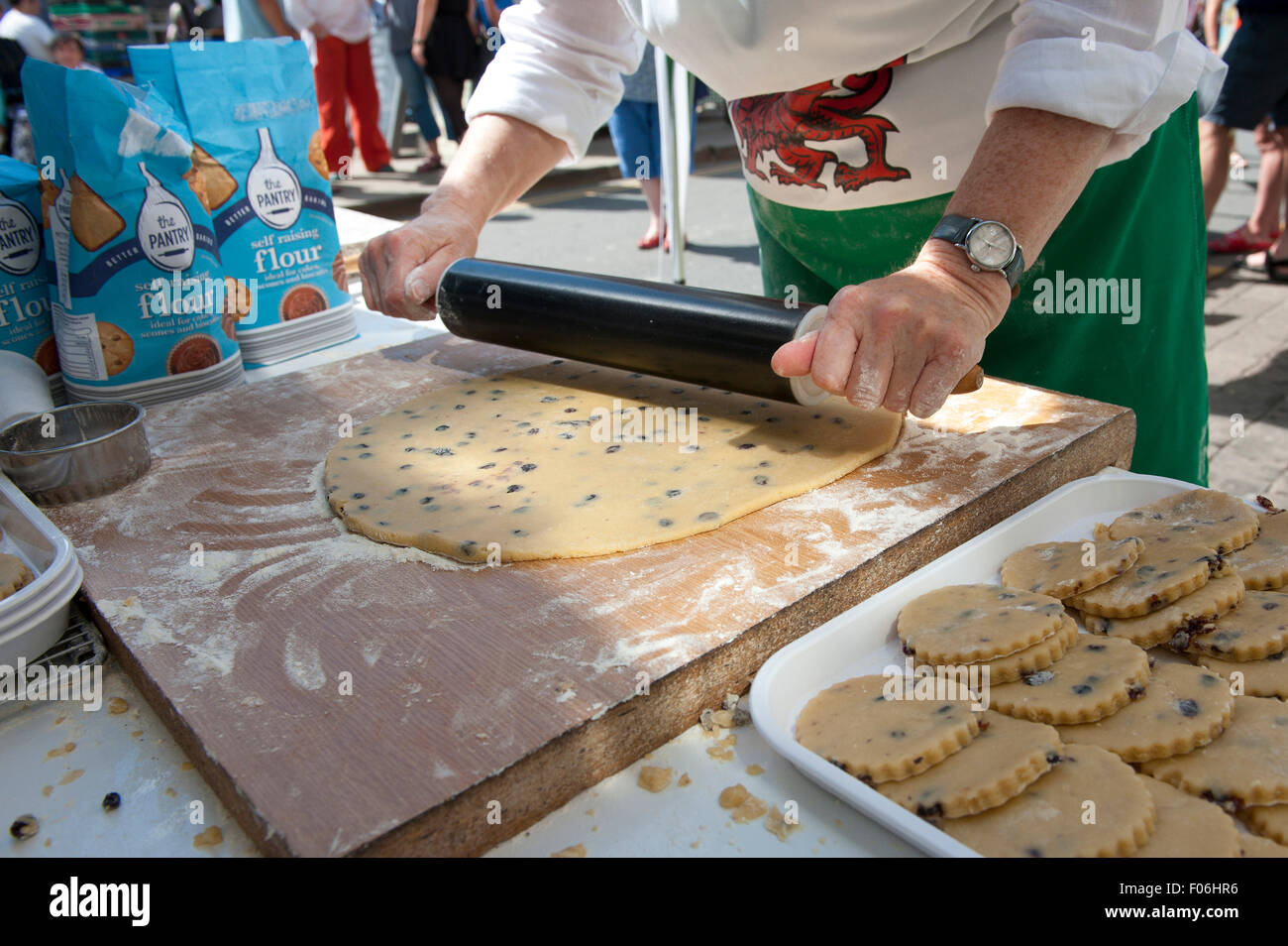 Brecon, Powys, Regno Unito. 8 agosto 2015. Torte gallesi sono cotte con il Brecon Womens Institute presso il trentunesimo Brecon Jazz Festival che si svolge nella bellezza dei Brecon Beacons e questo anno vanta la più internazionale line-up in caso di 31 anni di storia. Headliners sono Ray Davies, il dott. John e Robert Glasper. Il Brecon Fringe Festival ha luogo anche nelle stesse date in vari luoghi in tutta la città. Credito: Graham M. Lawrence/Alamy Live News. Foto Stock