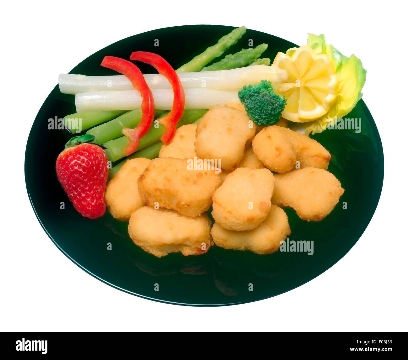 Pollo fritto con asparagi giardino isolato su sfondo bianco Foto Stock