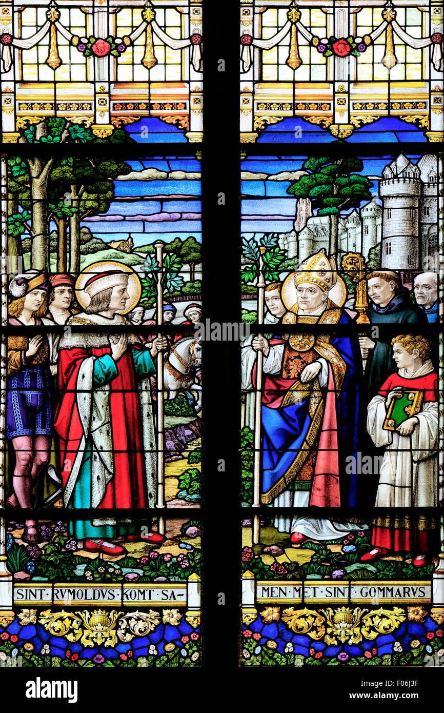 Dettaglio di una vetrata raffigurante San Rumbold presso San Rumbold la Cattedrale (1312) in Mechelen, Belgio Foto Stock
