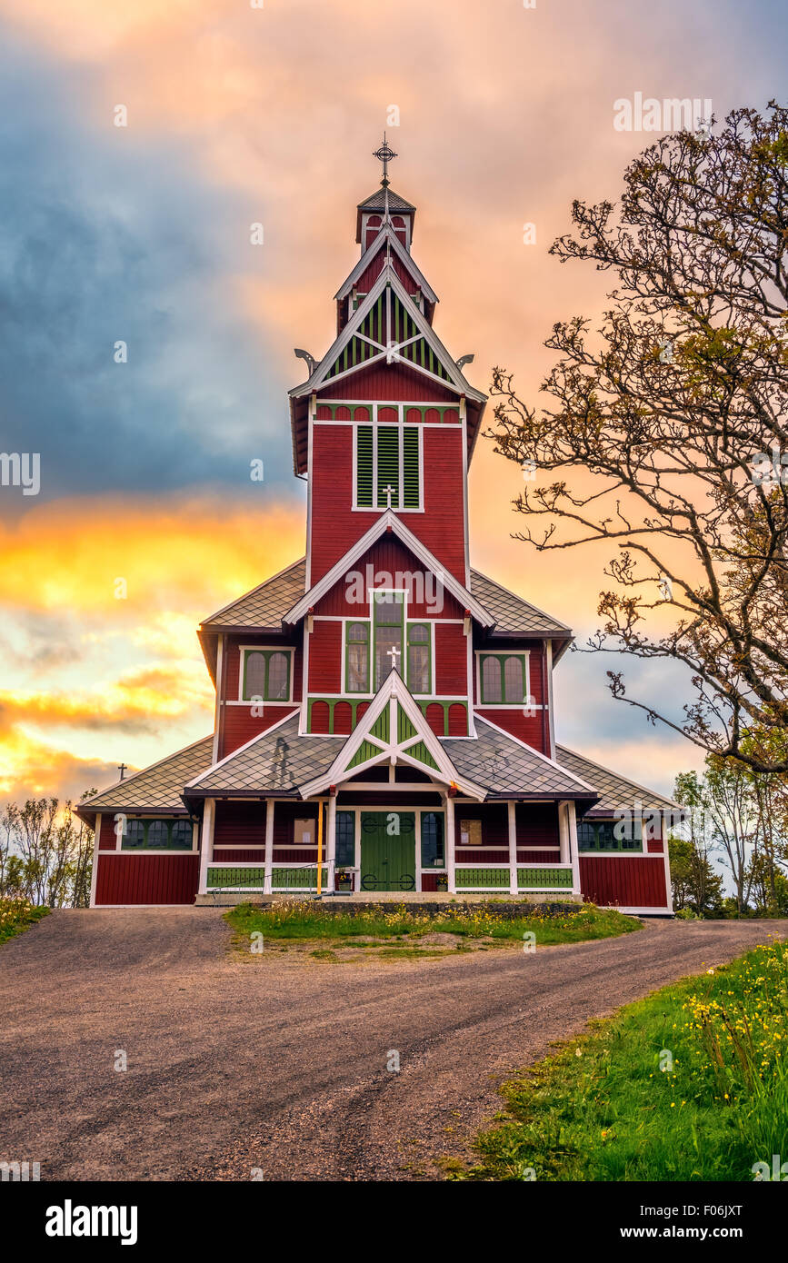 Sunrise Buksnes sopra la chiesa nel villaggio di Gravdal, isole Lofoten in Norvegia. Hdr elaborato. Foto Stock