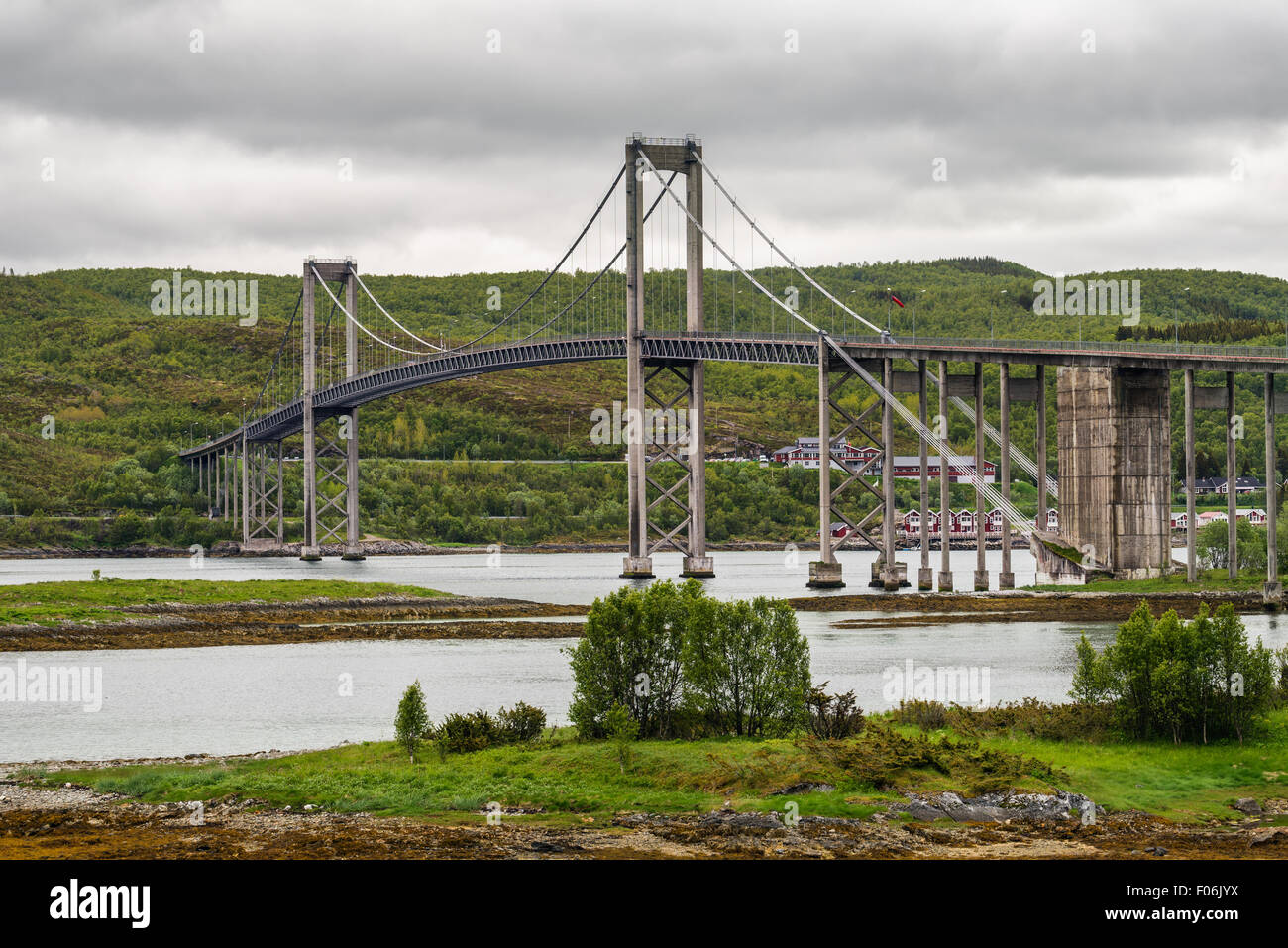 Ponte Tjeldsund, Norvegia. Esso attraversa il Tjeldsundet tra la terraferma e l'isola di Hinnoya nel Troms County. Foto Stock