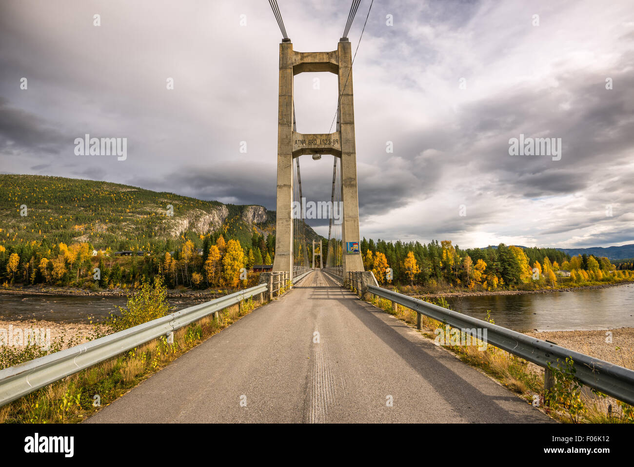 Ponte sopra il fiume Glomma che conduce al villaggio di Atna nel Stor-Elvdal comune, contea di Hedmark, Norvegia. Foto Stock