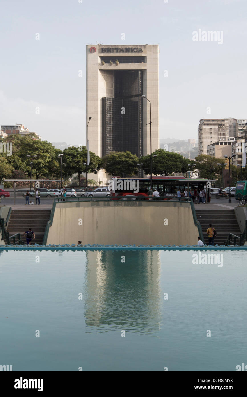 Torre Britanica con la riflessione in un piccolo bacino idrico plaza de Francia, la vita di strada tutto intorno. Venezuela 2015. Foto Stock