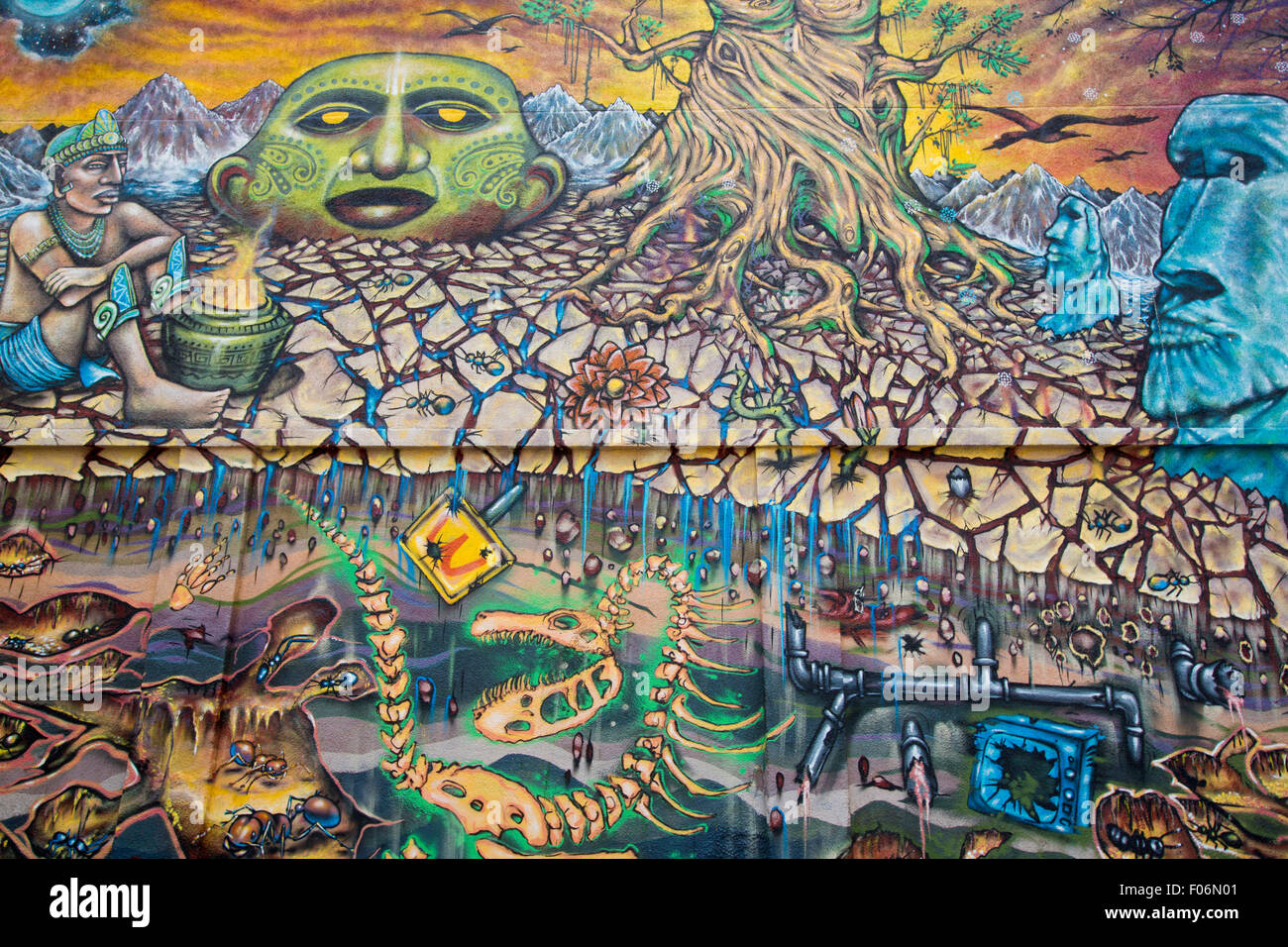 Stile Inca graffiti progettato da ignoti artiste che rappresentano il caos nella storia umana su un muro nel centro di Caracas, vene Foto Stock