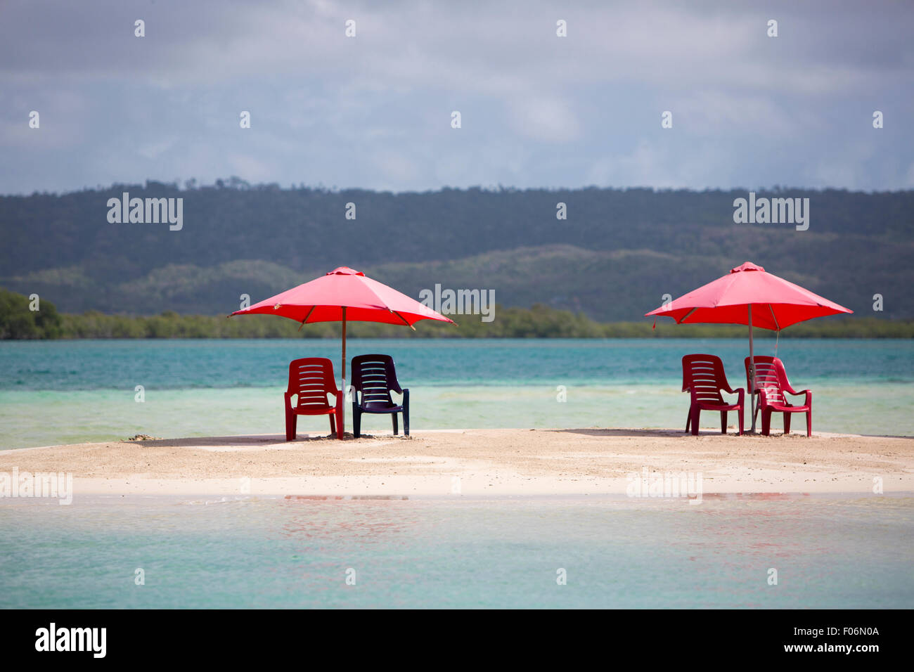 Quattro sedie e ombrellone sulla meravigliosa spiaggia tropicale nel Parco Nazionale Morrocoy, Venezuela Foto Stock