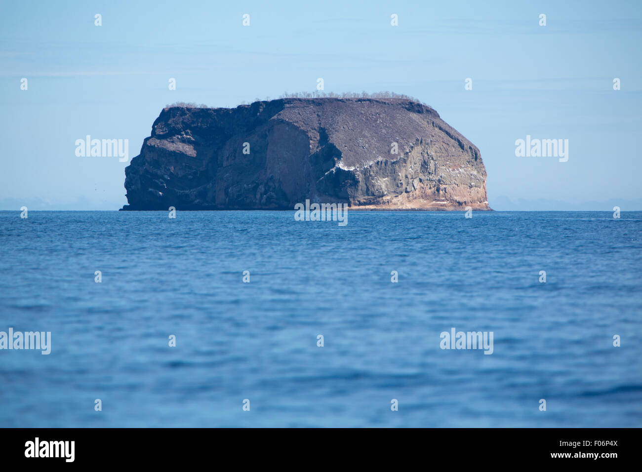 Formazione di roccia nel mezzo dell'Oceano Pacifico nelle isole Galapagos contro un cielo blu chiaro. Ecuador 2015. Foto Stock