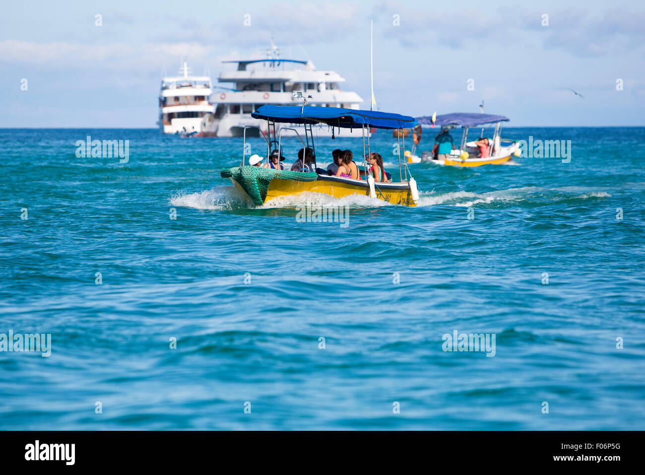 I turisti su un gommone partendo da una nave da crociera nelle isole Galapagos, Ecuador il 15 febbraio 2015 Foto Stock