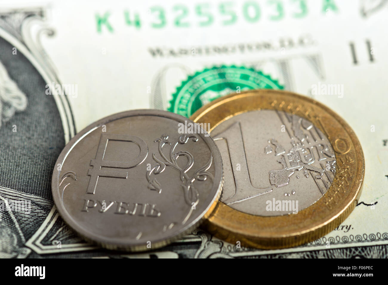 Coin un rublo e euro contro il dollaro Usa sfondo Foto Stock