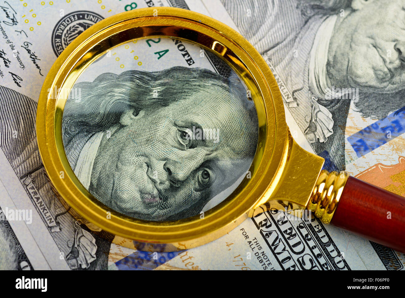 Un centinaio di dollari banconote vintage con lente di ingrandimento Foto Stock