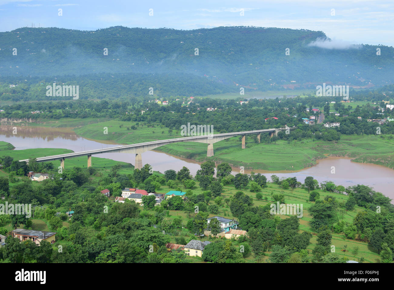 Bella Himachal Pradesh India vista panoramica di piccoli villaggi sul fiume sutlej valley Himalaya Montagne Paesaggio Foto Stock